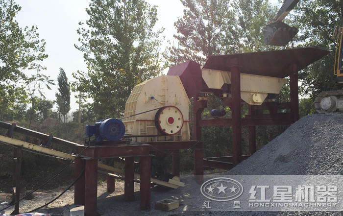 新型重锤式破碎机安装现场 新型重锤式破碎机安装现场