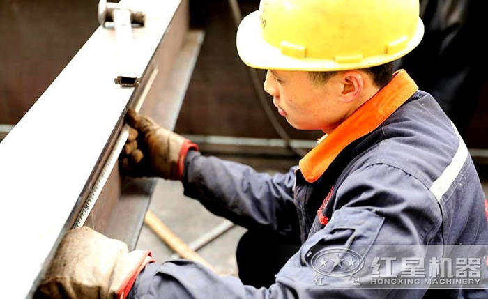 工作人员精准测量图 工作人员精准测量图