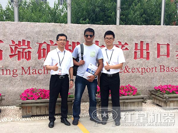 大型厂区客户与易彩堂代表合影留念 大型厂区客户与易彩堂代表合影留念