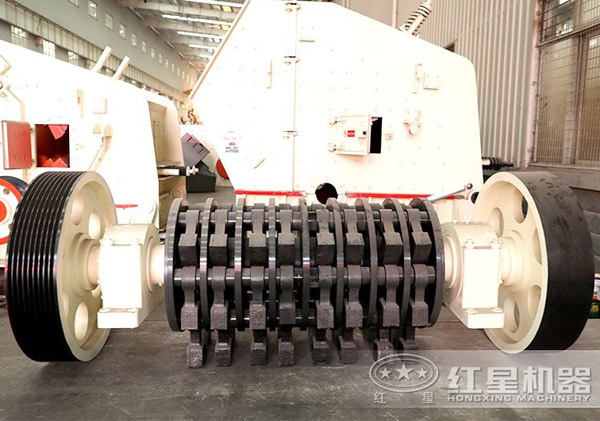 重锤破碎机转子和上面安装的锤头 重锤破碎机转子和上面安装的锤头