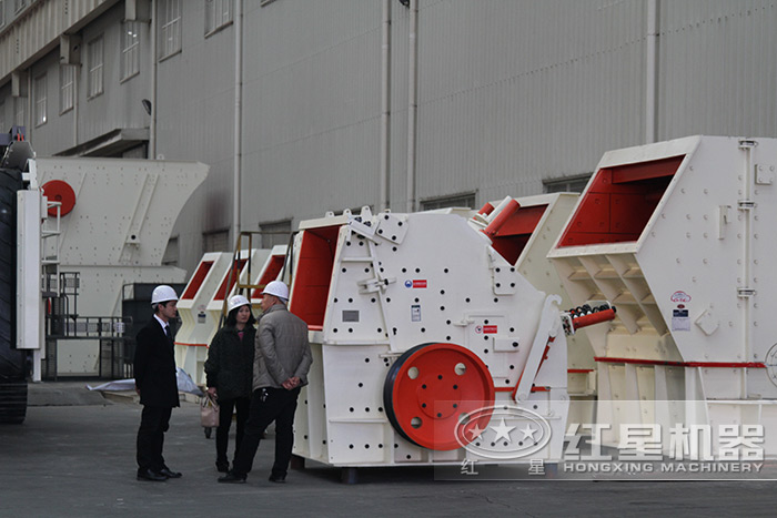 客户考察粗碎反击式制砂(沙)机 客户考察粗碎反击式制砂(沙)机