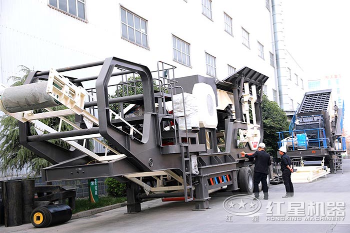 用户参观移动混凝土破碎机 用户参观移动混凝土破碎机