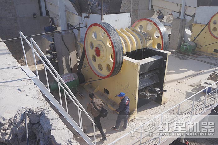 易彩堂厂家到施工现场安装颚式破碎机 易彩堂厂家到施工现场安装颚式破碎机