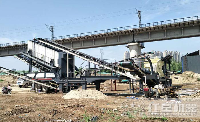 轮胎式移动破碎站作业现场 轮胎式移动破碎站作业现场