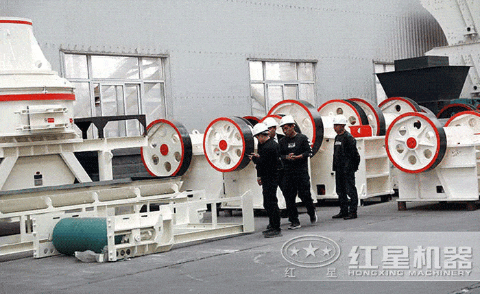 易彩堂厂家客户到车间挑选颚式破碎机 易彩堂厂家客户到车间挑选颚式破碎机