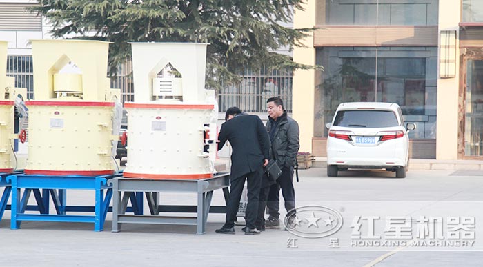 小型复合式咬石机用户到厂参观 小型复合式咬石机用户到厂参观