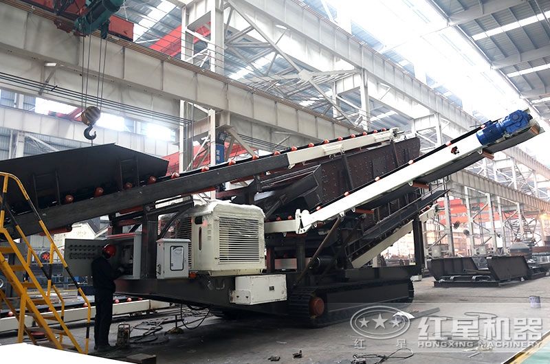 废石粉碎机_废石破碎机车间工人安装中 废石粉碎机_废石破碎机车间工人安装中