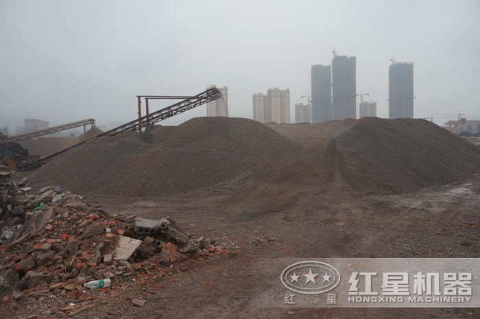 废弃混凝土破碎现场 废弃混凝土破碎现场