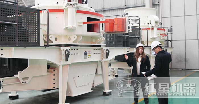 易彩堂销售人员为用户现场讲解石头制砂机 易彩堂销售人员为用户现场讲解石头制砂机