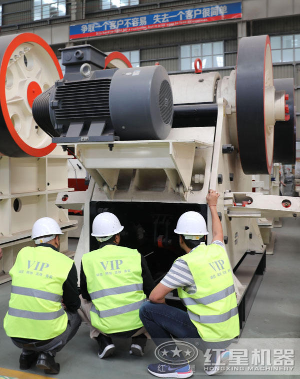 易彩堂车间写实---印度客户正在了解CJ欧版颚破的具体情况 易彩堂车间写实---印度客户正在了解CJ欧版颚破的具体情况
