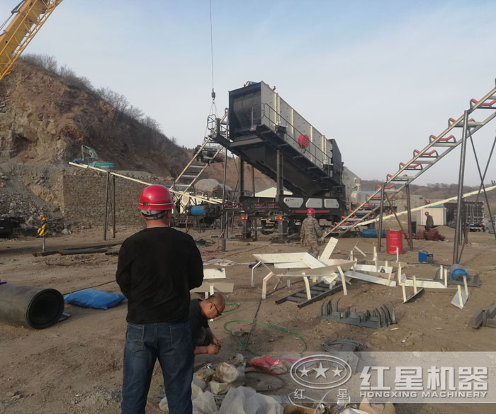 移动式破碎筛分站正在安装振动筛 移动式破碎筛分站正在安装振动筛