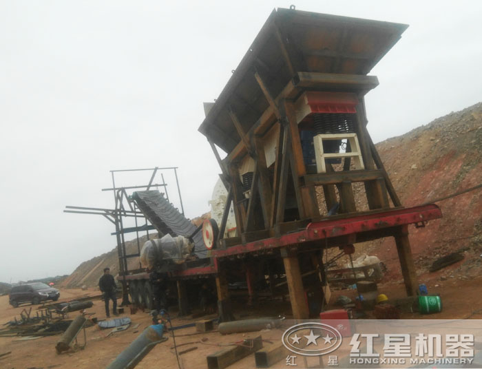 移动重锤式破碎筛分站安装现场 移动重锤式破碎筛分站安装现场