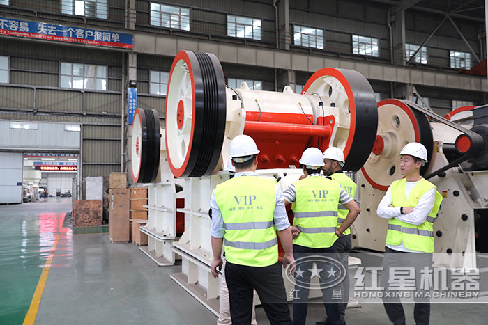 印度客户到车间参观鄂式破碎机 印度客户到车间参观鄂式破碎机