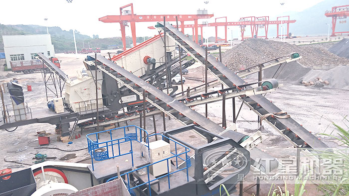 西安车载式石子磕碎机施工作业现场 西安车载式石子磕碎机施工作业现场