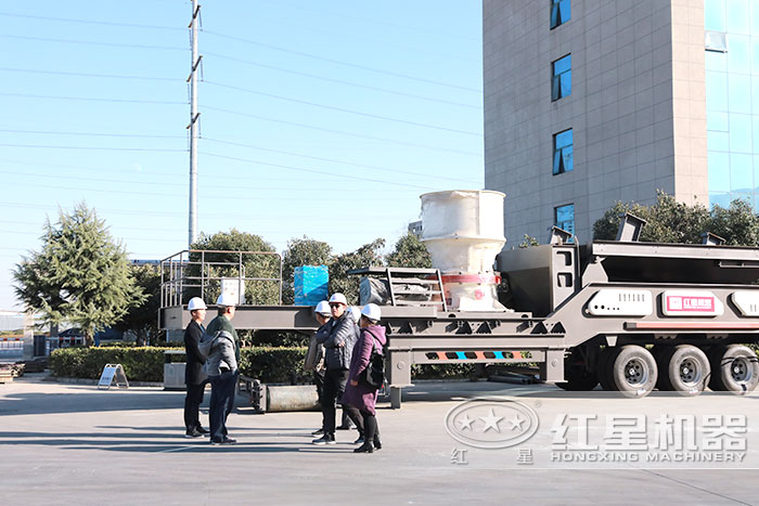 用户到厂参观车载式石子磕碎机 用户到厂参观车载式石子磕碎机