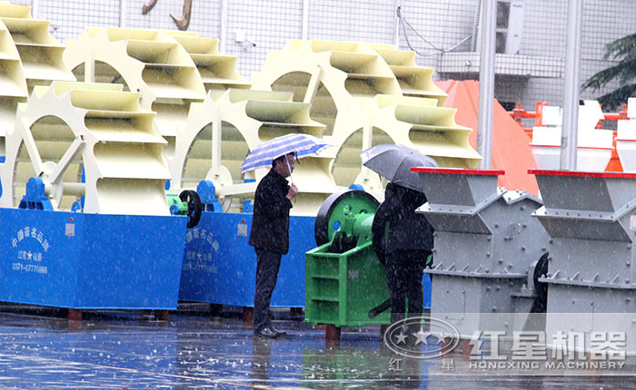 客户冒雨参观选购大型洗砂机 客户冒雨参观选购大型洗砂机