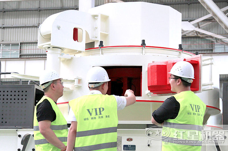用户到车间参观易彩堂制沙机 用户到车间参观易彩堂制沙机