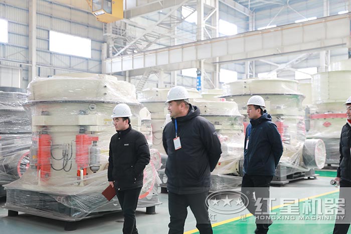 用户参观易彩堂节能圆锥破 用户参观易彩堂节能圆锥破