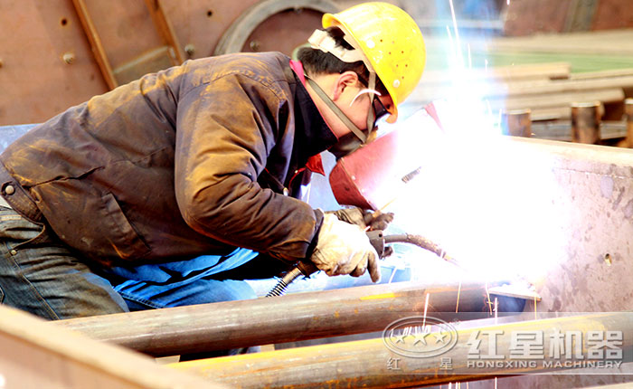 易彩堂焊接师傅作业 易彩堂焊接师傅作业