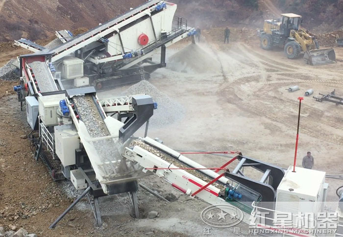 履带式磕石子机正在磕石子 履带式磕石子机正在磕石子