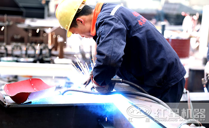易彩堂技术工人车间焊接作业中 易彩堂技术工人车间焊接作业中
