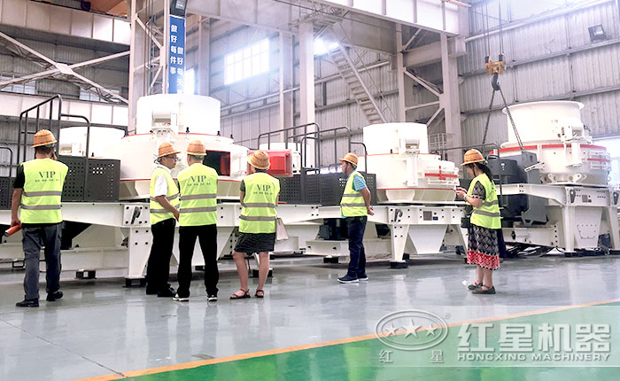 客户参观制砂机生产车间 客户参观制砂机生产车间