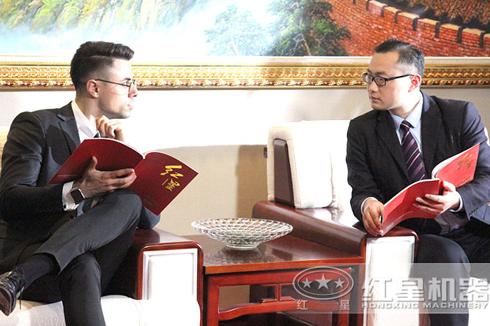 易彩堂人员为国外用户讲解 易彩堂人员为国外用户讲解