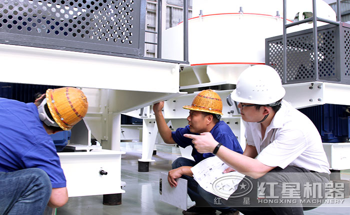 工人对制砂机进行检查 工人对制砂机进行检查