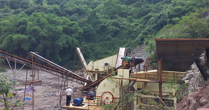 重锤式破碎机施工作业现场 重锤式破碎机施工作业现场