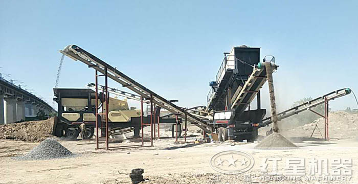 移动破碎站生产高铁用的石子工作现场 移动破碎站生产高铁用的石子工作现场