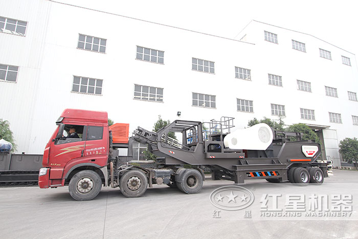 车载式颚式破碎机在车头牵引下行走 车载式颚式破碎机在车头牵引下行走