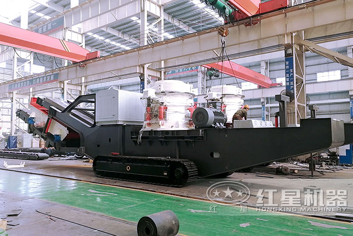 移动式石头破碎机配置电机组车间安装中 移动式石头破碎机配置电机组车间安装中