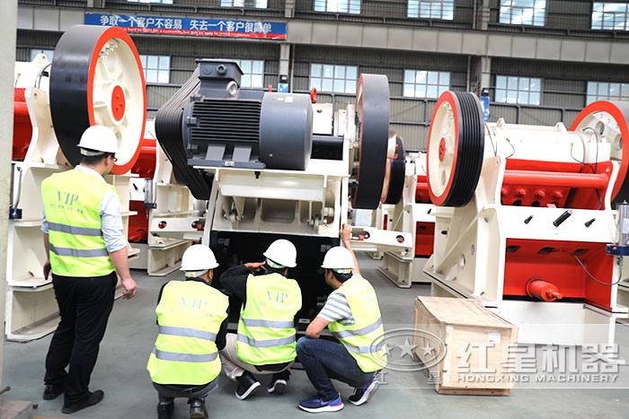 易彩堂大型鄂式破碎机车间用户参观 易彩堂大型鄂式破碎机车间用户参观