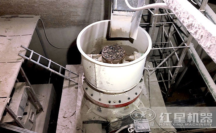 单杠圆锥破鹅卵石破碎现场 单杠圆锥破鹅卵石破碎现场