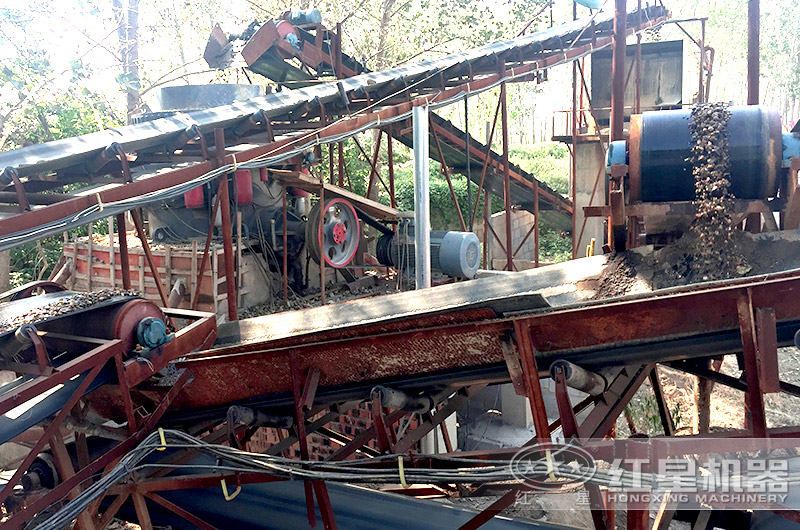 运行中的大型圆锥破碎机现场 运行中的大型圆锥破碎机现场