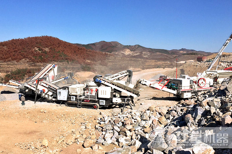 搭载圆锥破碎机的履带式可移动石子机作业现场 搭载圆锥破碎机的履带式可移动石子机作业现场