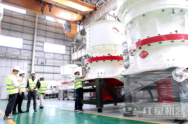 客户来参观单缸圆锥破 客户来参观单缸圆锥破