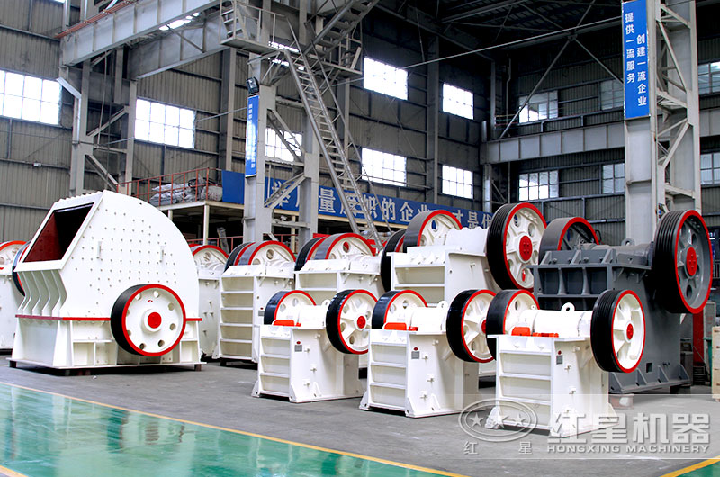 易彩堂车间整齐排放的各种砂石粉碎机现货 易彩堂车间整齐排放的各种砂石粉碎机现货