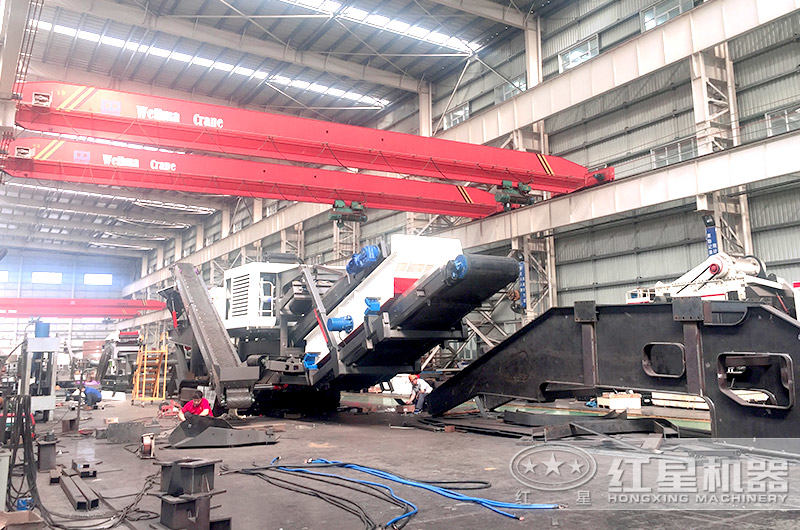 车间正在组装的车载移动破碎机 车间正在组装的车载移动破碎机