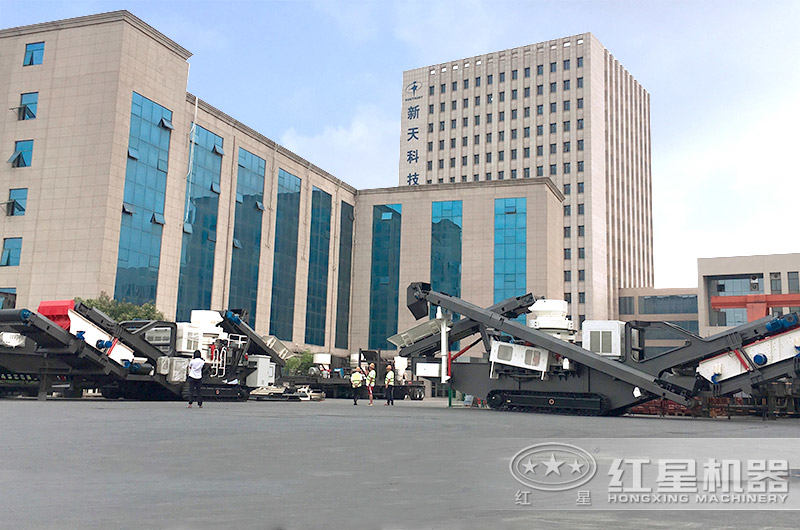 厂区等待发货的车载移动破碎站 厂区等待发货的车载移动破碎站