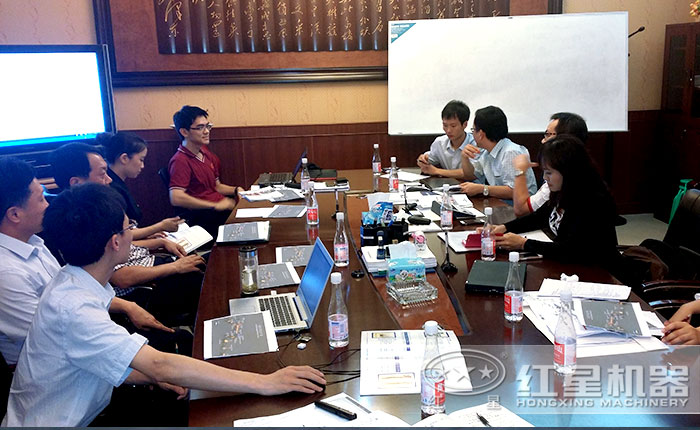 易彩堂机器工程师与客户一起讨论生产线配置 易彩堂机器工程师与客户一起讨论生产线配置