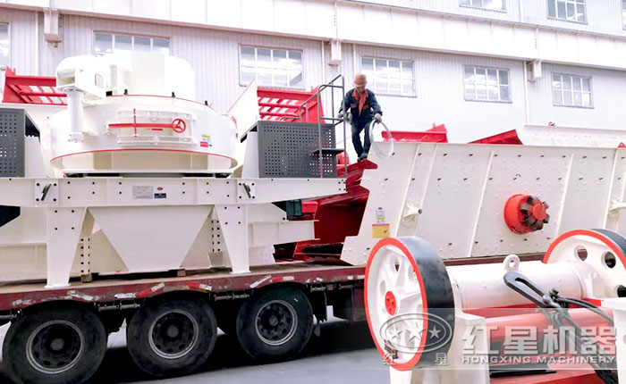 成套制砂生产设备正在装车准备发往客户现场 成套制砂生产设备正在装车准备发往客户现场