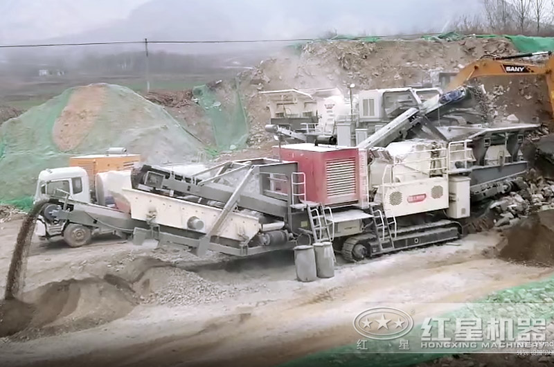履带式移动破碎站破碎建筑垃圾现场图 履带式移动破碎站破碎建筑垃圾现场图