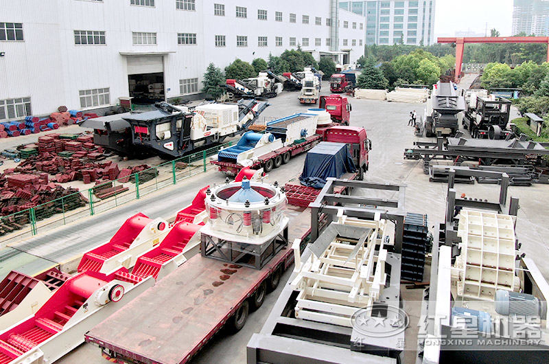 厂区正待发货的石头粉碎机现场 厂区正待发货的石头粉碎机现场