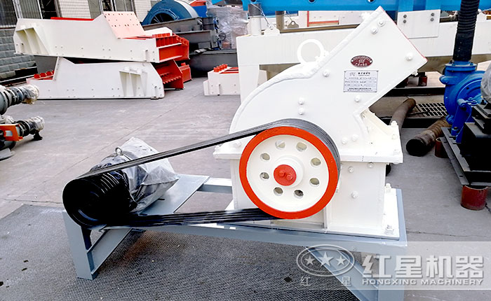 小型锤式石子破碎机厂区一角 小型锤式石子破碎机厂区一角