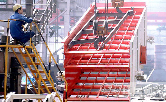 易彩堂机器工人认真工作 易彩堂机器工人认真工作