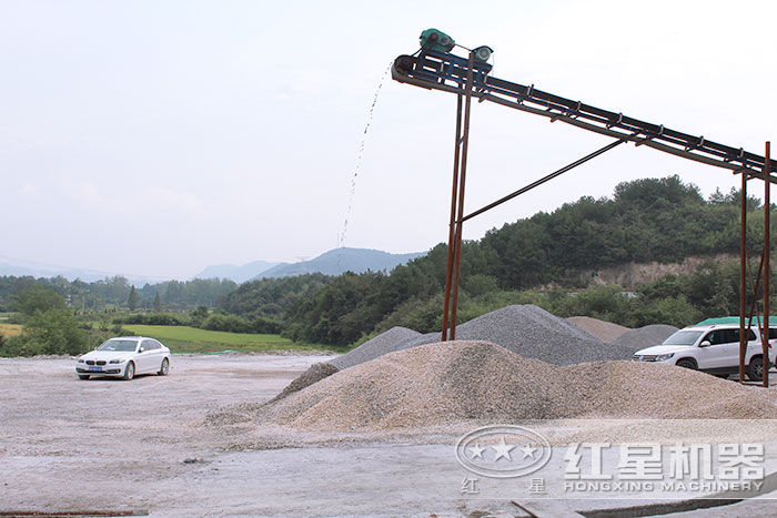 青石破碎作业现场 青石破碎作业现场